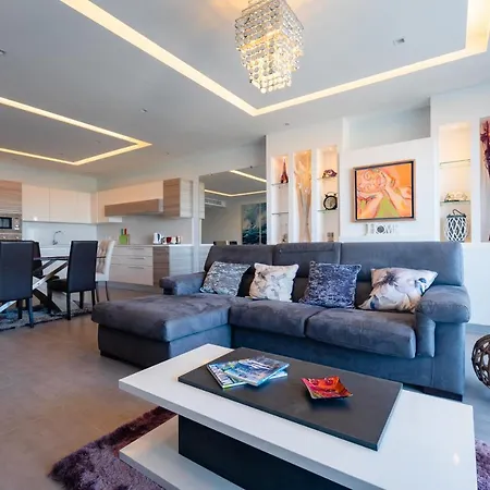 Apartment Three Bedroom With Sea Views