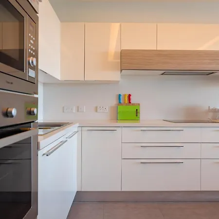 Three Bedroom With Sea Views Apartment *
