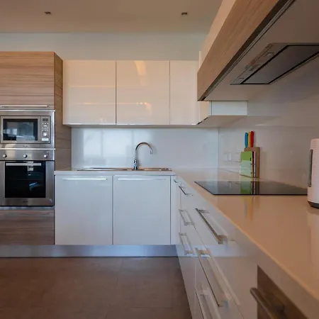 Three Bedroom With Sea Views Apartment *